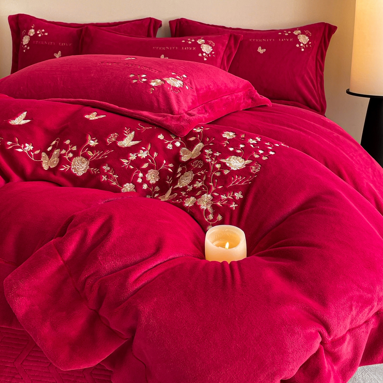 91家纺网 家纺一手货源 找家纺 新方向 2025新款全消光A类刺绣牛奶绒四件套-浮生若梦 浮生若梦-洋酒红