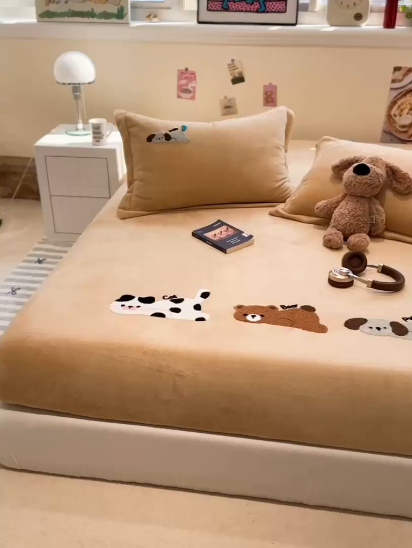 91家纺网 家纺一手货源 找家纺 857家居 2025新款卡通牛奶绒刺绣床笠 慵懒猫