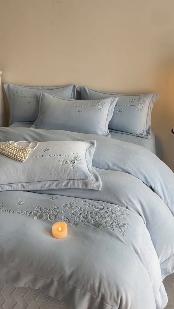 91家纺网 家纺一手货源 找家纺 新方向 2025新款全消光A类刺绣牛奶绒四件套-浮生若梦 浮生若梦-星月蓝