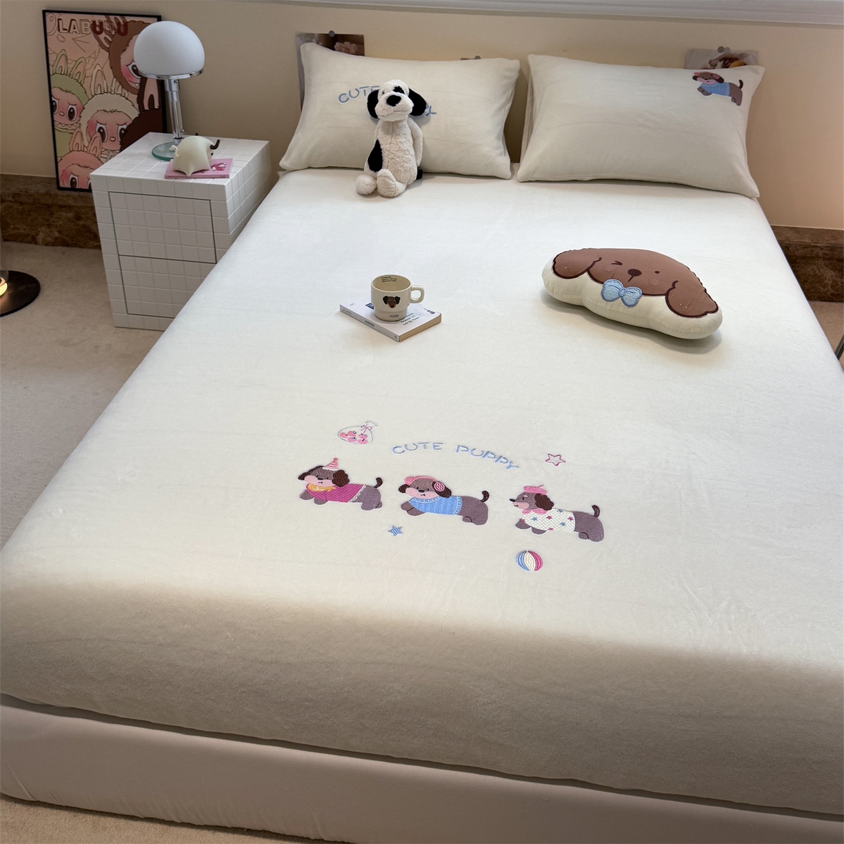 91家纺网 家纺一手货源 找家纺 857家居 2025新款卡通牛奶绒刺绣床笠 云朵狗