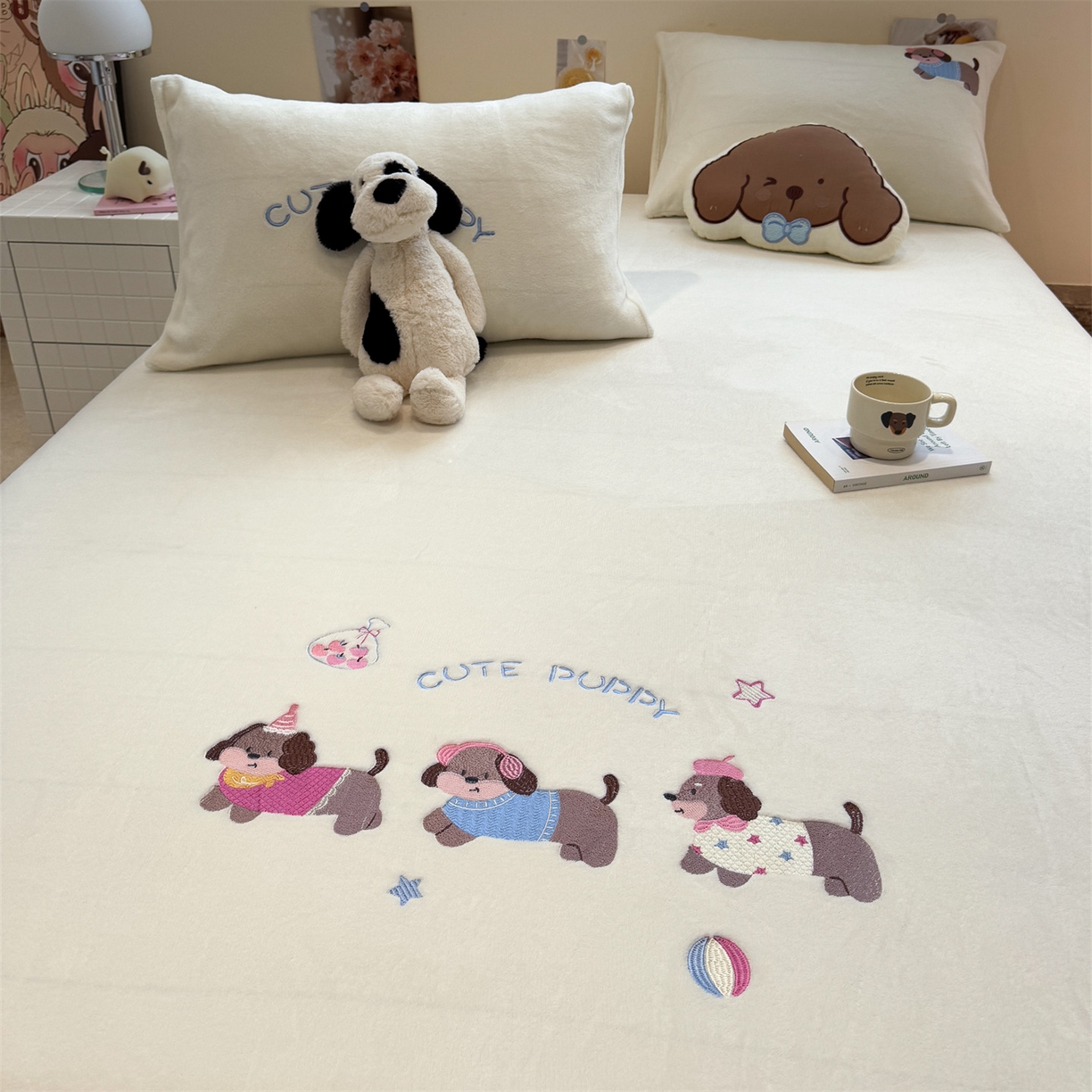 91家纺网 家纺一手货源 找家纺 857家居 2025新款卡通牛奶绒刺绣床笠 云朵狗