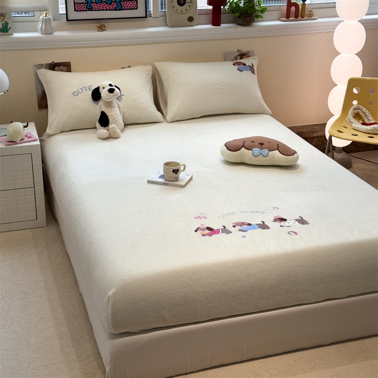 91家纺网 家纺一手货源 找家纺 857家居 2025新款卡通牛奶绒刺绣床笠 云朵狗