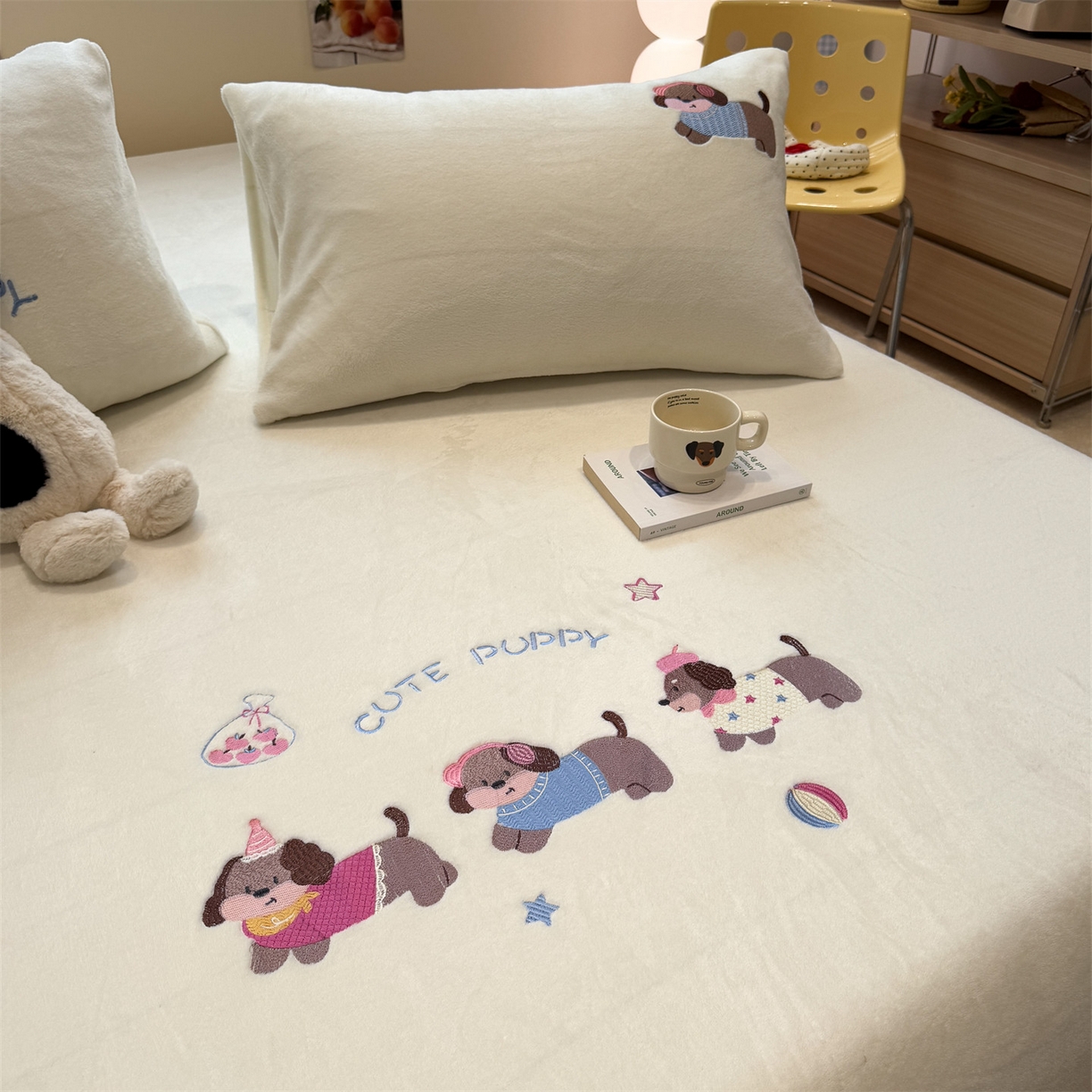 91家纺网 家纺一手货源 找家纺 857家居 2025新款卡通牛奶绒刺绣床笠 云朵狗