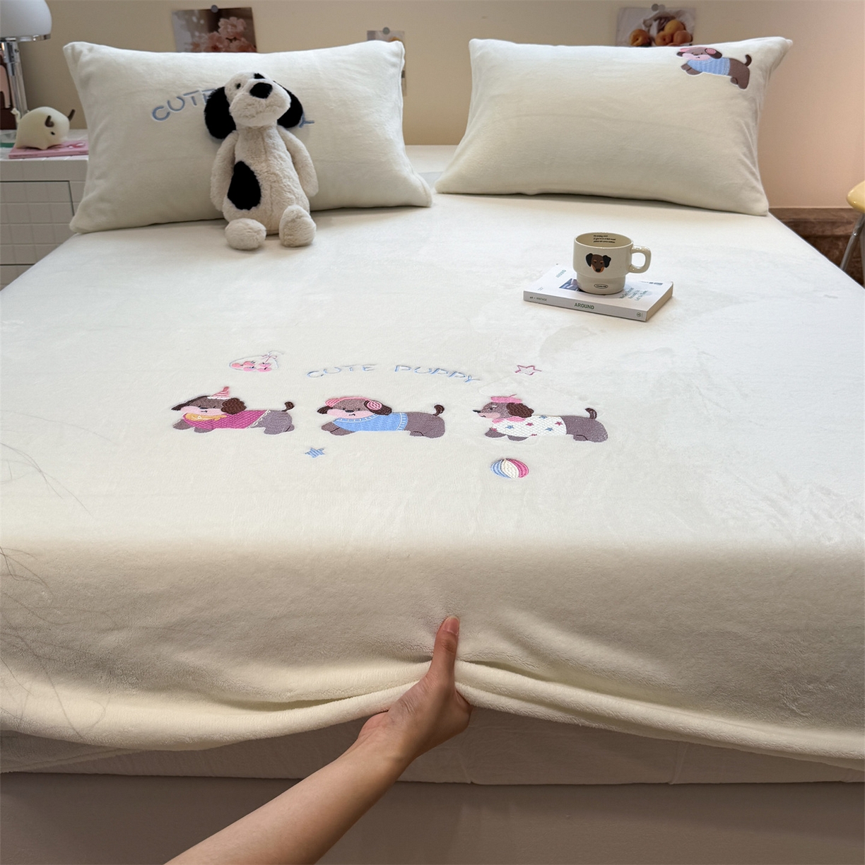 91家纺网 家纺一手货源 找家纺 857家居 2025新款卡通牛奶绒刺绣床笠 云朵狗