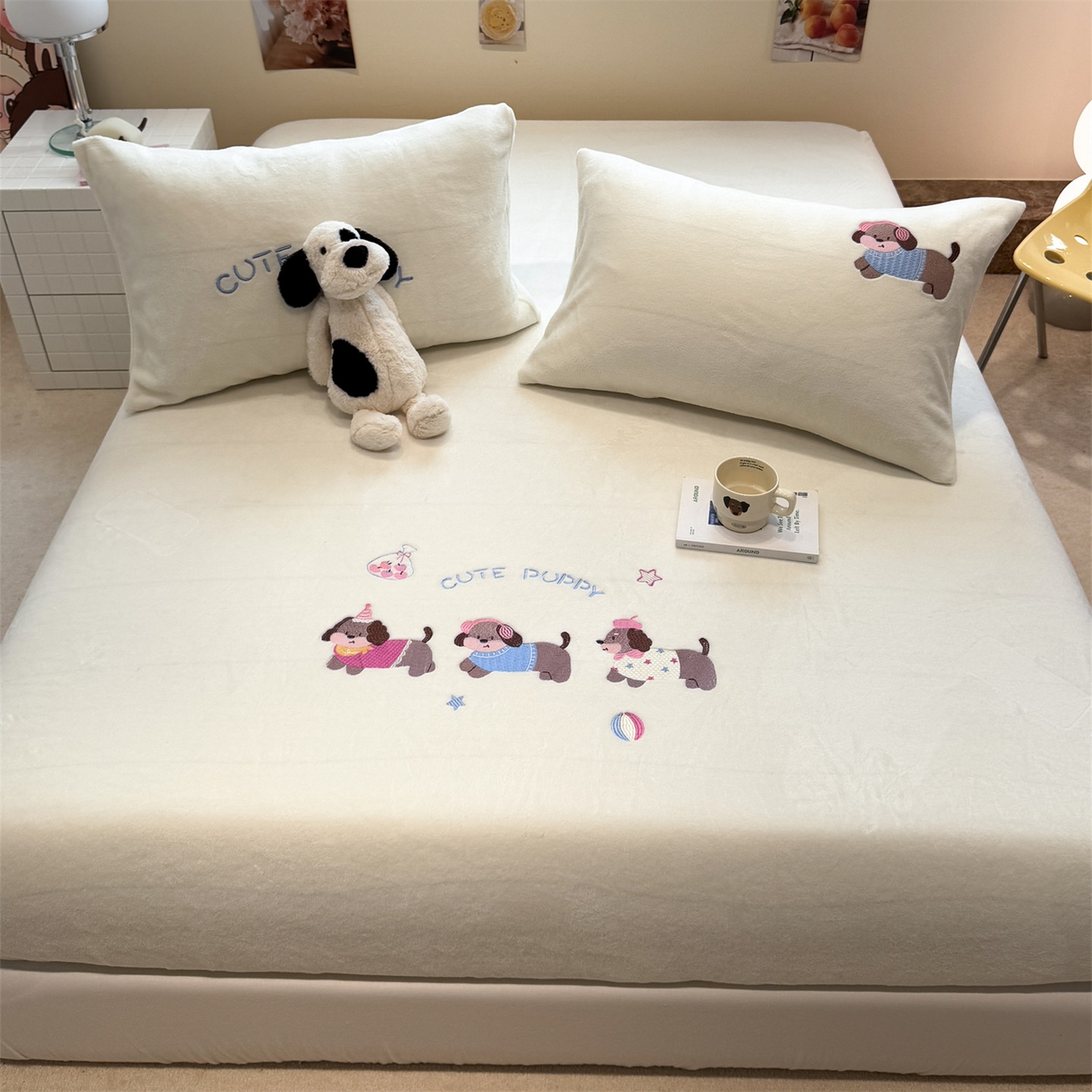 91家纺网 家纺一手货源 找家纺 857家居 2025新款卡通牛奶绒刺绣床笠 云朵狗