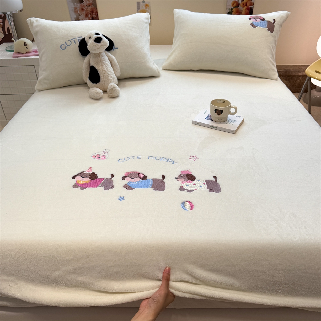 91家纺网 家纺一手货源 找家纺 857家居 2025新款卡通牛奶绒刺绣床笠 云朵狗