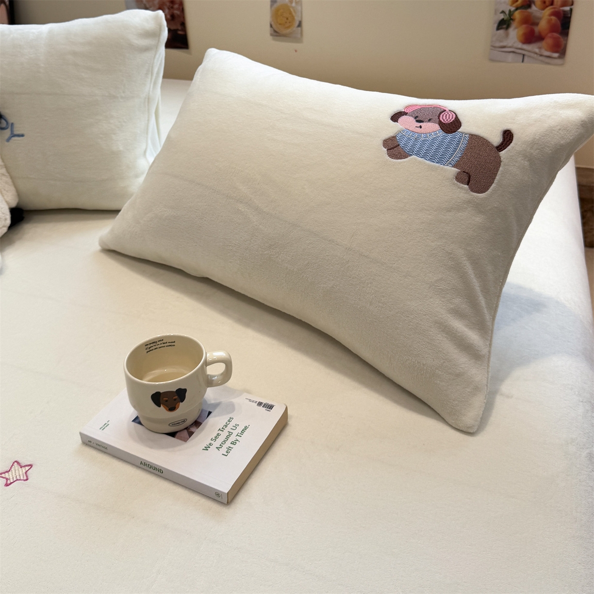 91家纺网 家纺一手货源 找家纺 857家居 2025新款卡通牛奶绒刺绣床笠 云朵狗