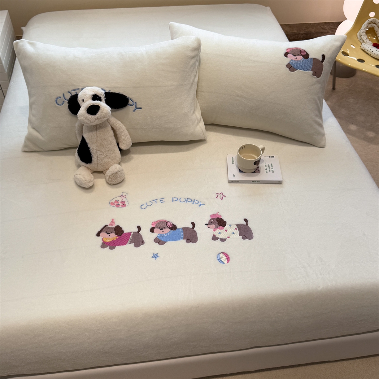 91家纺网 家纺一手货源 找家纺 857家居 2025新款卡通牛奶绒刺绣床笠 云朵狗