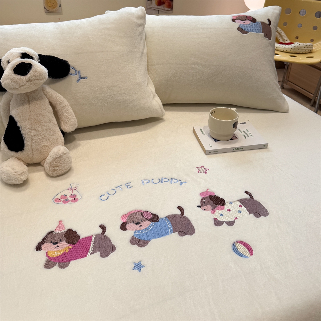 91家纺网 家纺一手货源 找家纺 857家居 2025新款卡通牛奶绒刺绣床笠 云朵狗