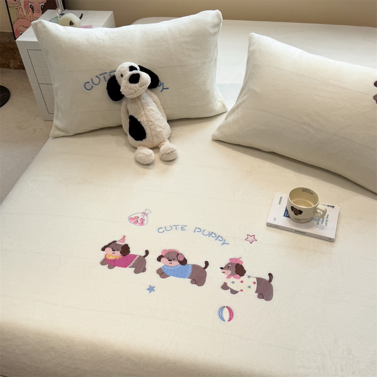 91家纺网 家纺一手货源 找家纺 857家居 2025新款卡通牛奶绒刺绣床笠 云朵狗