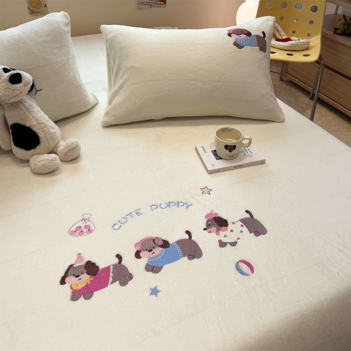 91家纺网 家纺一手货源 找家纺 857家居 2025新款卡通牛奶绒刺绣床笠 云朵狗