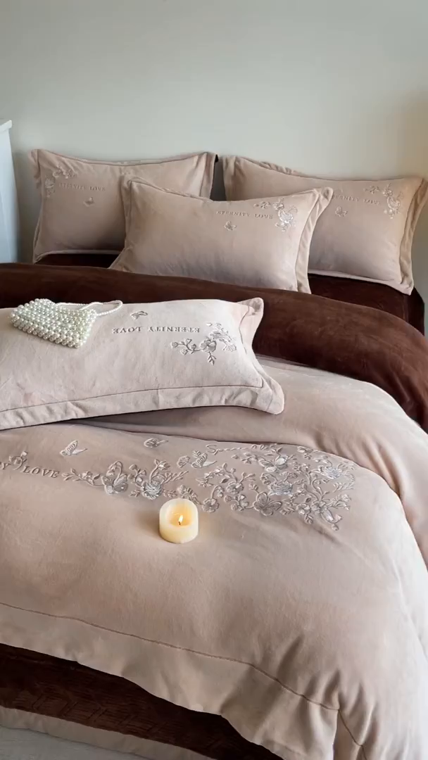 91家纺网 家纺一手货源 找家纺 新方向 2025新款全消光A类刺绣牛奶绒四件套-浮生若梦 浮生若梦-香槟咖