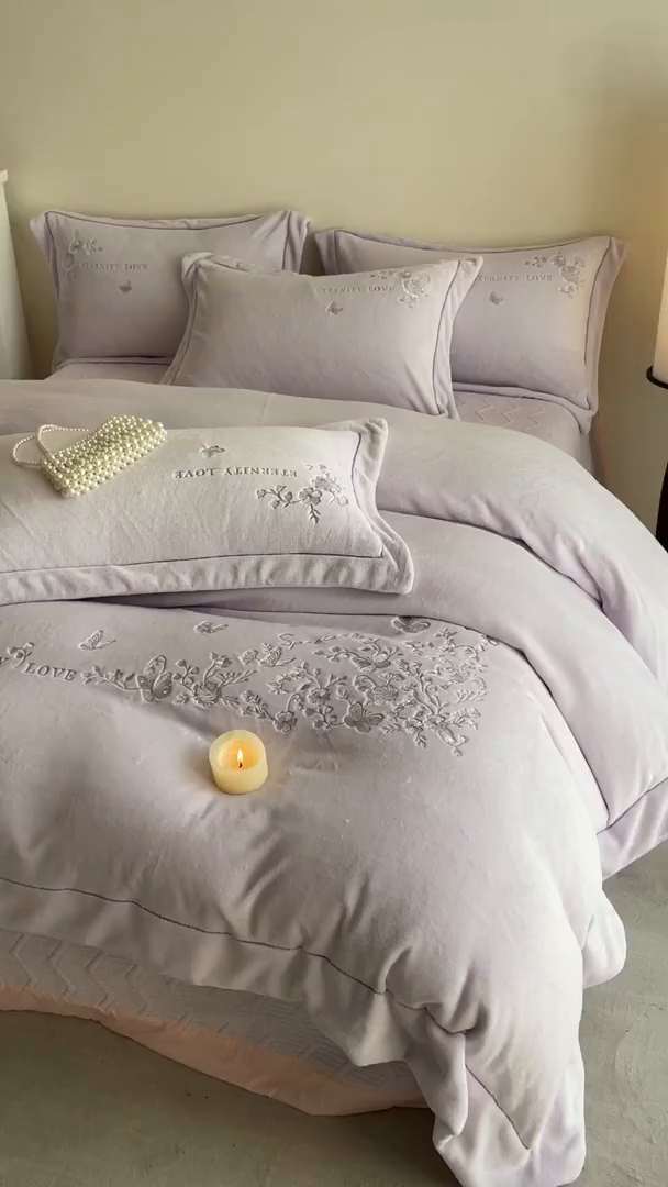 91家纺网 家纺一手货源 找家纺 新方向 2025新款全消光A类刺绣牛奶绒四件套-浮生若梦 浮生若梦-魅紫