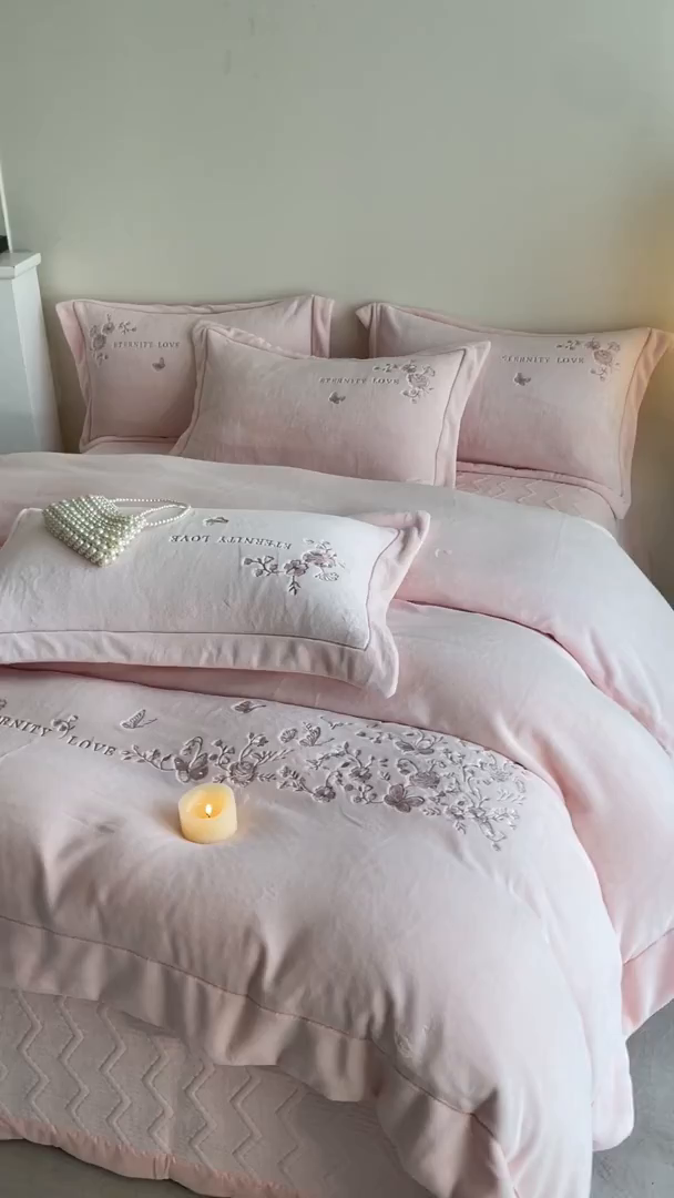 91家纺网 家纺一手货源 找家纺 新方向 2025新款全消光A类刺绣牛奶绒四件套-浮生若梦 浮生若梦-蔷薇粉