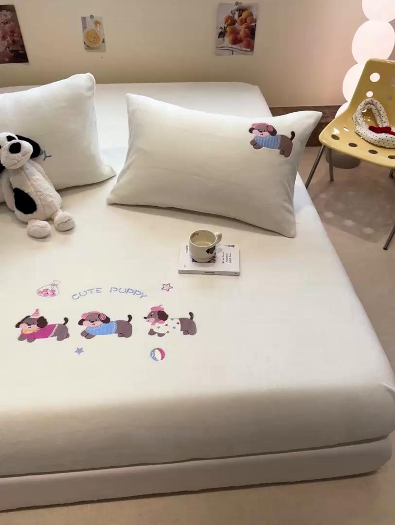 91家纺网 家纺一手货源 找家纺 857家居 2025新款卡通牛奶绒刺绣床笠 云朵狗