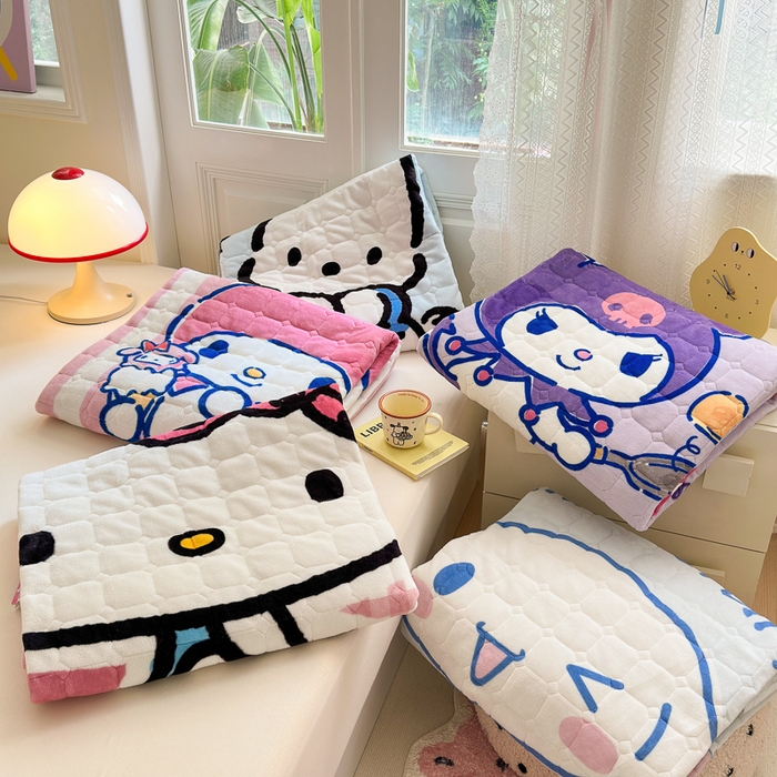 91家纺网 家纺一手货源 找家纺 希诺家居 2025新款正版授权三丽鸥大版牛奶绒床垫三件套床褥学生宿舍床垫 组合图仅供展示