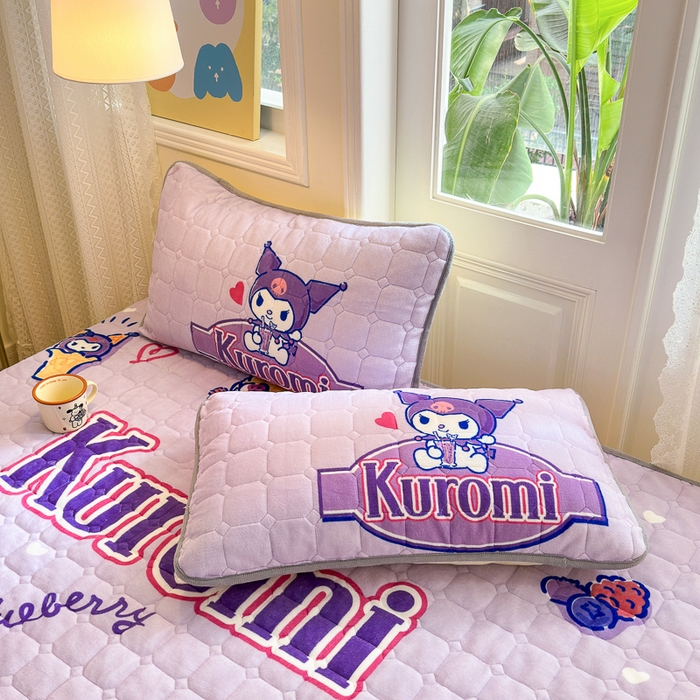 91家纺网 家纺一手货源 找家纺 希诺家居 2025新款正版授权三丽鸥大版牛奶绒床垫三件套床褥学生宿舍床垫 趣味库洛米