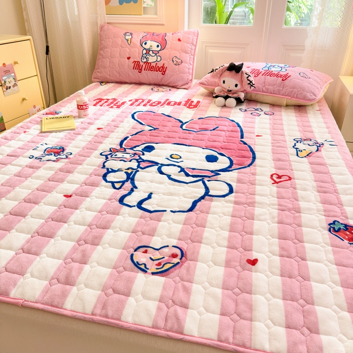 91家纺网 家纺一手货源 找家纺 希诺家居 2025新款正版授权三丽鸥大版牛奶绒床垫三件套床褥学生宿舍床垫 甜筒美乐蒂