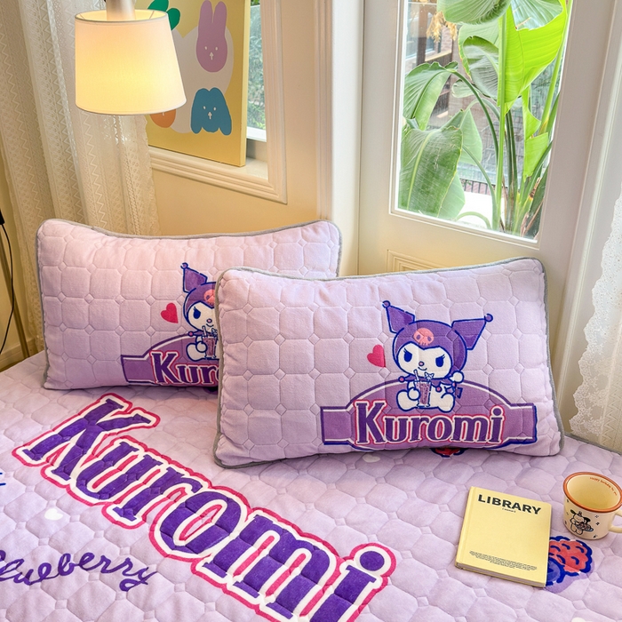 91家纺网 家纺一手货源 找家纺 希诺家居 2025新款正版授权三丽鸥大版牛奶绒床垫三件套床褥学生宿舍床垫 趣味库洛米