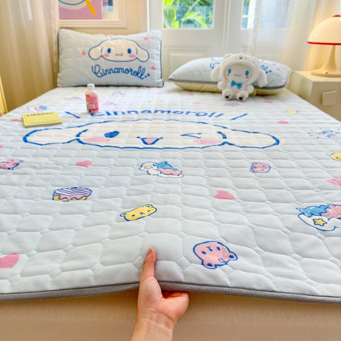 91家纺网 家纺一手货源 找家纺 希诺家居 2025新款正版授权三丽鸥大版牛奶绒床垫三件套床褥学生宿舍床垫 蛋糕玉桂狗