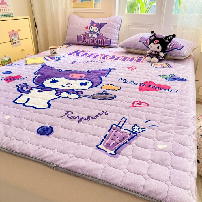 91家纺网 家纺一手货源 找家纺 希诺家居 2025新款正版授权三丽鸥大版牛奶绒床垫三件套床褥学生宿舍床垫 趣味库洛米