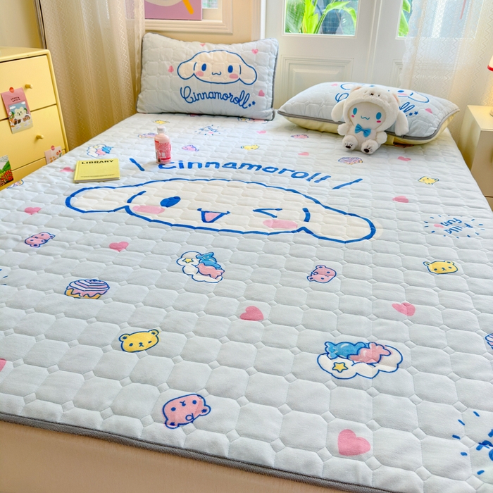 91家纺网 家纺一手货源 找家纺 希诺家居 2025新款正版授权三丽鸥大版牛奶绒床垫三件套床褥学生宿舍床垫 蛋糕玉桂狗