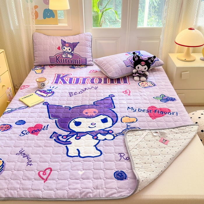 91家纺网 家纺一手货源 找家纺 希诺家居 2025新款正版授权三丽鸥大版牛奶绒床垫三件套床褥学生宿舍床垫 趣味库洛米