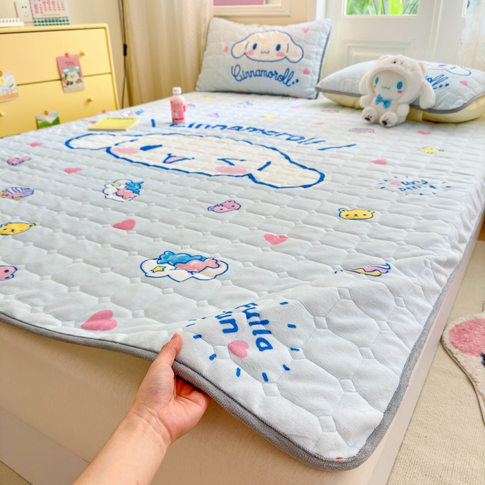 91家纺网 家纺一手货源 找家纺 希诺家居 2025新款正版授权三丽鸥大版牛奶绒床垫三件套床褥学生宿舍床垫 蛋糕玉桂狗