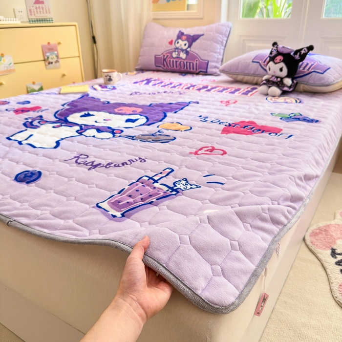 91家纺网 家纺一手货源 找家纺 希诺家居 2025新款正版授权三丽鸥大版牛奶绒床垫三件套床褥学生宿舍床垫 趣味库洛米