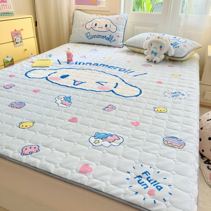 91家纺网 家纺一手货源 找家纺 希诺家居 2025新款正版授权三丽鸥大版牛奶绒床垫三件套床褥学生宿舍床垫 蛋糕玉桂狗