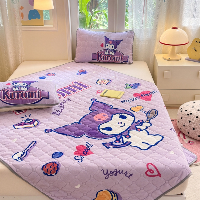 91家纺网 家纺一手货源 找家纺 希诺家居 2025新款正版授权三丽鸥大版牛奶绒床垫三件套床褥学生宿舍床垫 趣味库洛米