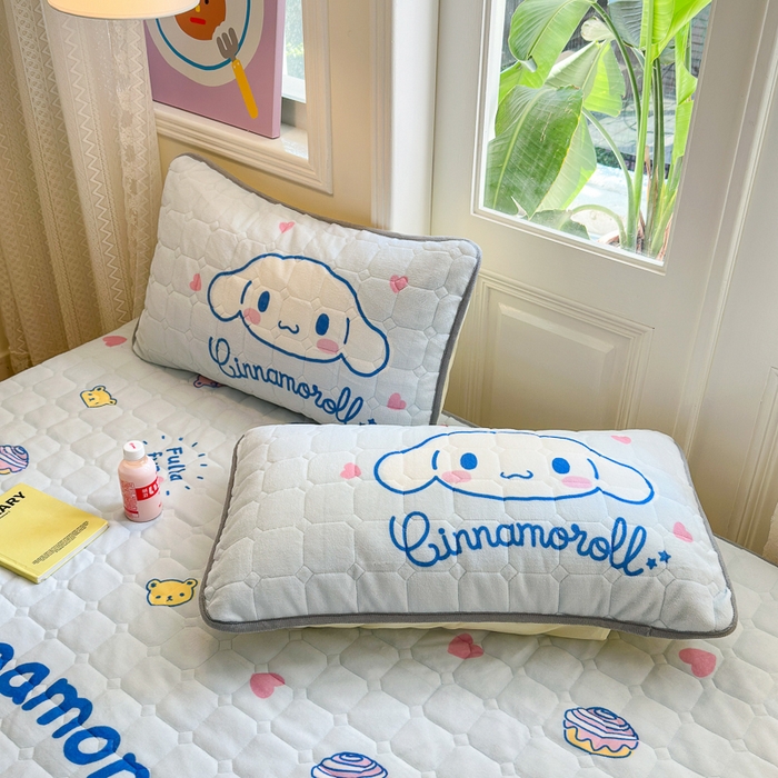 91家纺网 家纺一手货源 找家纺 希诺家居 2025新款正版授权三丽鸥大版牛奶绒床垫三件套床褥学生宿舍床垫 蛋糕玉桂狗