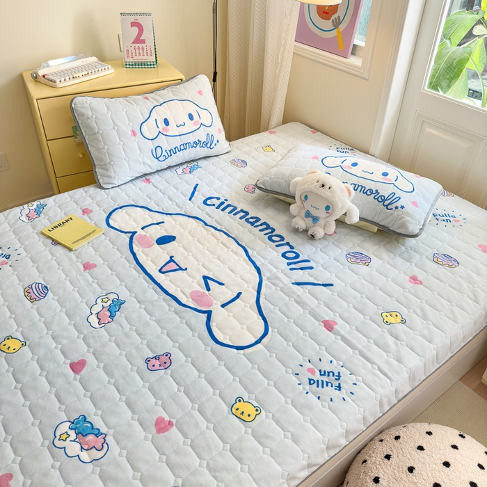 91家纺网 家纺一手货源 找家纺 希诺家居 2025新款正版授权三丽鸥大版牛奶绒床垫三件套床褥学生宿舍床垫 蛋糕玉桂狗