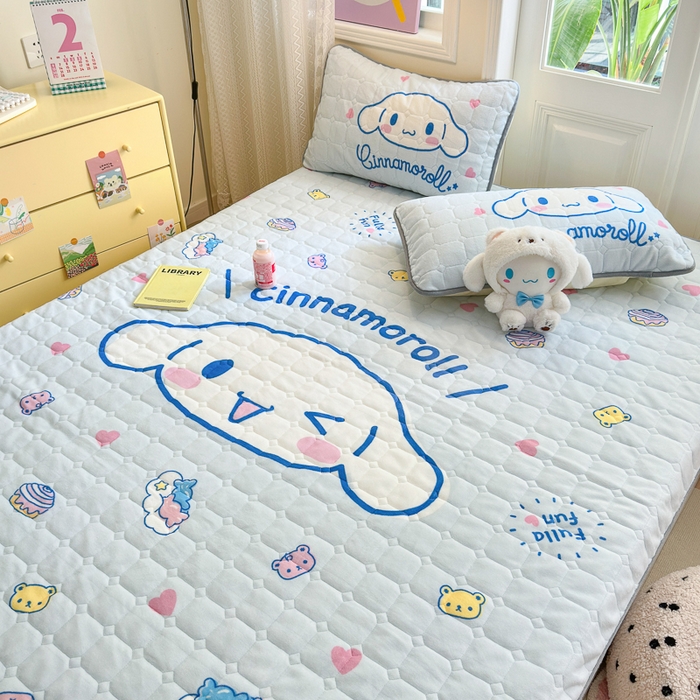 91家纺网 家纺一手货源 找家纺 希诺家居 2025新款正版授权三丽鸥大版牛奶绒床垫三件套床褥学生宿舍床垫 蛋糕玉桂狗