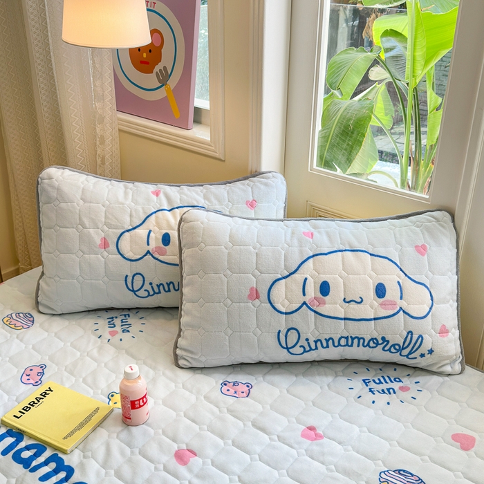 91家纺网 家纺一手货源 找家纺 希诺家居 2025新款正版授权三丽鸥大版牛奶绒床垫三件套床褥学生宿舍床垫 蛋糕玉桂狗