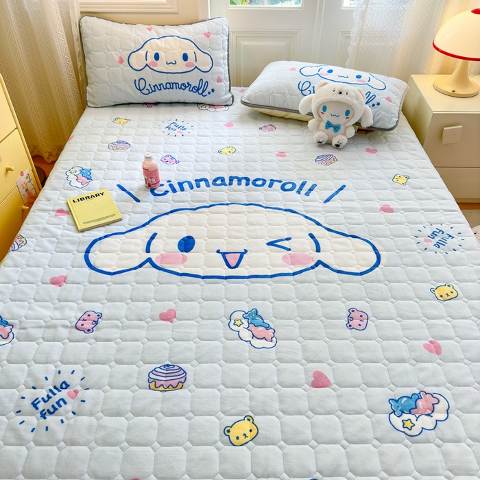 91家纺网 家纺一手货源 找家纺 希诺家居 2025新款正版授权三丽鸥大版牛奶绒床垫三件套床褥学生宿舍床垫 蛋糕玉桂狗