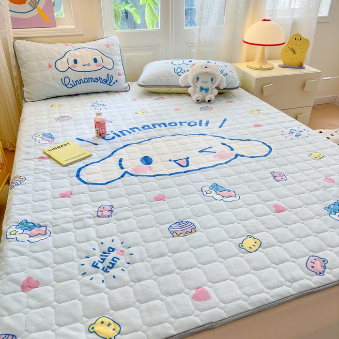 91家纺网 家纺一手货源 找家纺 希诺家居 2025新款正版授权三丽鸥大版牛奶绒床垫三件套床褥学生宿舍床垫 蛋糕玉桂狗