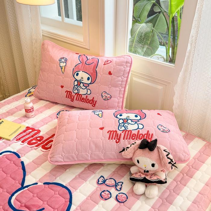 91家纺网 家纺一手货源 找家纺 希诺家居 2025新款正版授权三丽鸥大版牛奶绒床垫三件套床褥学生宿舍床垫 甜筒美乐蒂