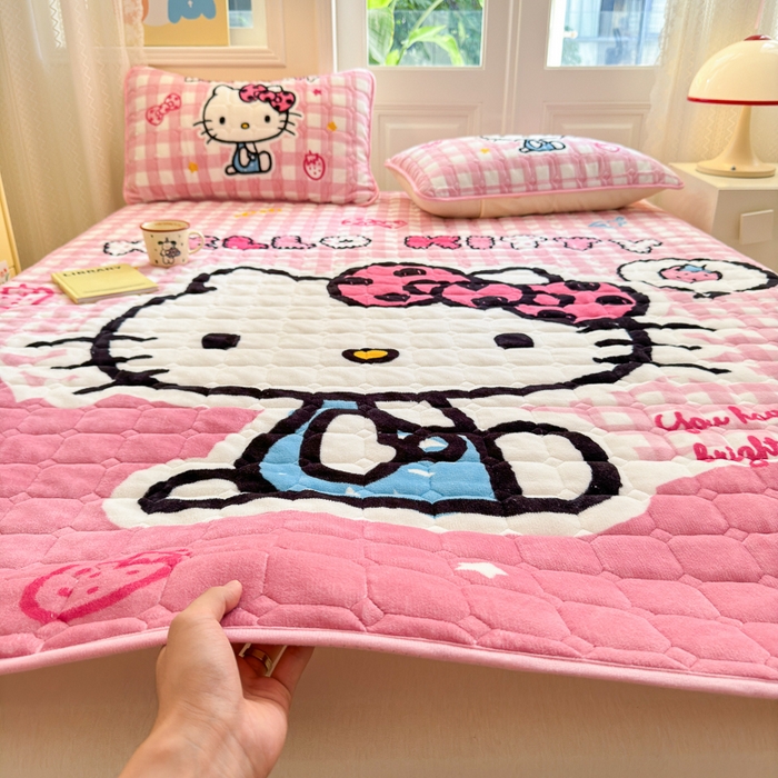 91家纺网 家纺一手货源 找家纺 希诺家居 2025新款正版授权三丽鸥大版牛奶绒床垫三件套床褥学生宿舍床垫 粉格kt