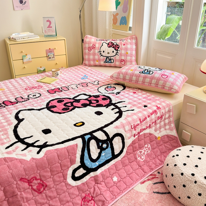 91家纺网 家纺一手货源 找家纺 希诺家居 2025新款正版授权三丽鸥大版牛奶绒床垫三件套床褥学生宿舍床垫 粉格kt