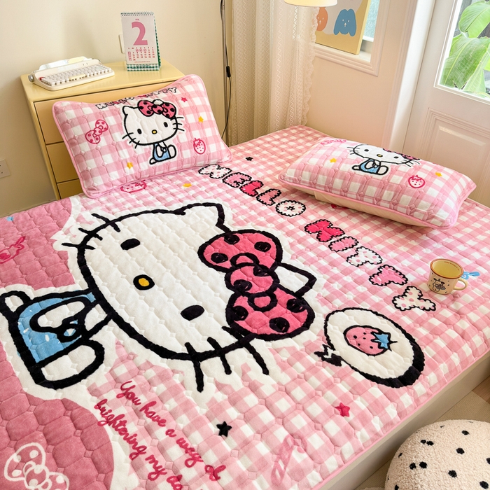 91家纺网 家纺一手货源 找家纺 希诺家居 2025新款正版授权三丽鸥大版牛奶绒床垫三件套床褥学生宿舍床垫 粉格kt