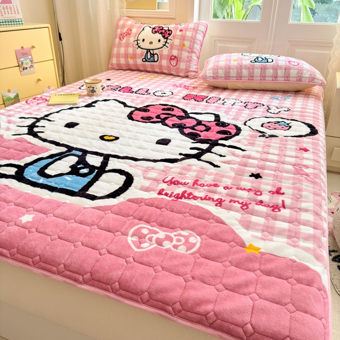 91家纺网 家纺一手货源 找家纺 希诺家居 2025新款正版授权三丽鸥大版牛奶绒床垫三件套床褥学生宿舍床垫 粉格kt