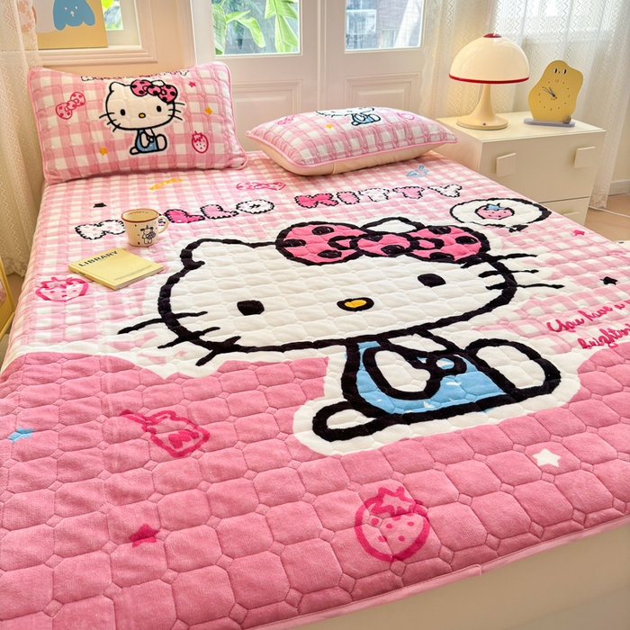 91家纺网 家纺一手货源 找家纺 希诺家居 2025新款正版授权三丽鸥大版牛奶绒床垫三件套床褥学生宿舍床垫 粉格kt