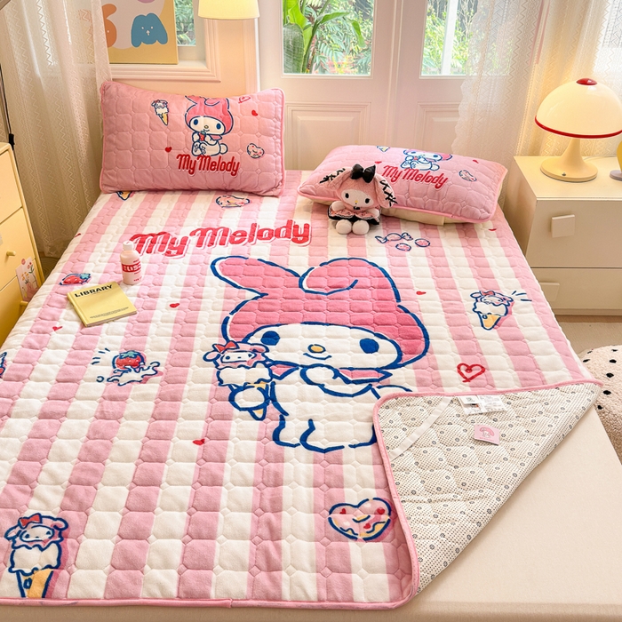 91家纺网 家纺一手货源 找家纺 希诺家居 2025新款正版授权三丽鸥大版牛奶绒床垫三件套床褥学生宿舍床垫 甜筒美乐蒂