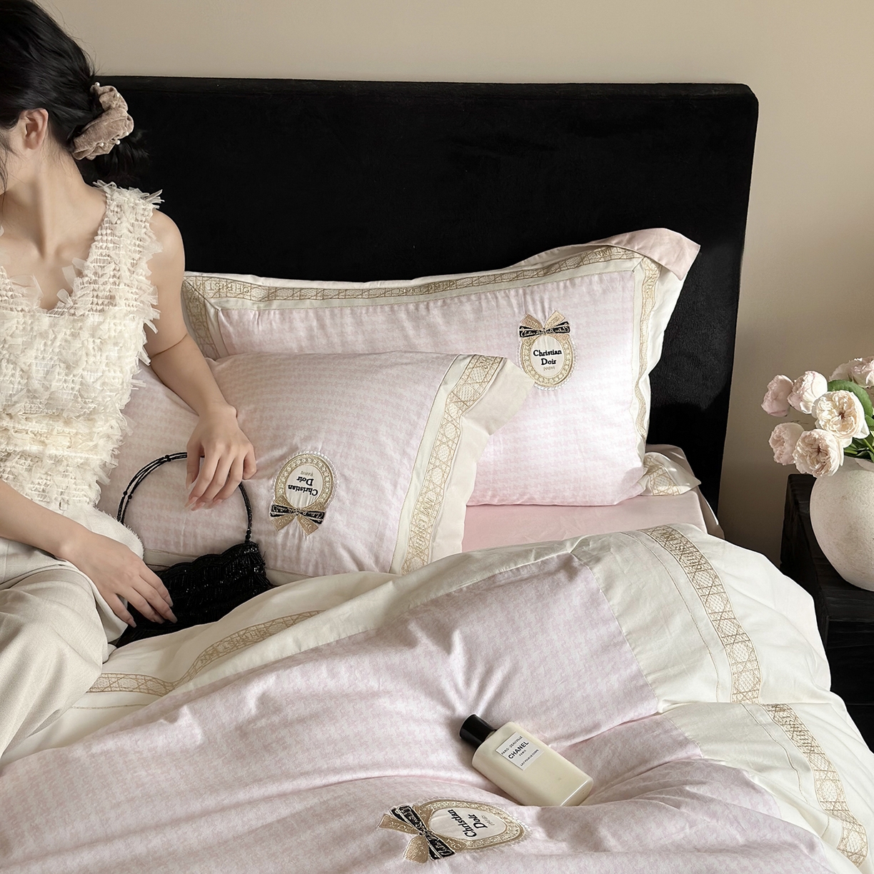 91家纺网 家纺一手货源 找家纺 MIU缪家居 2025新款100支全棉磨毛四件套-莫妮卡 莫妮卡-粉色