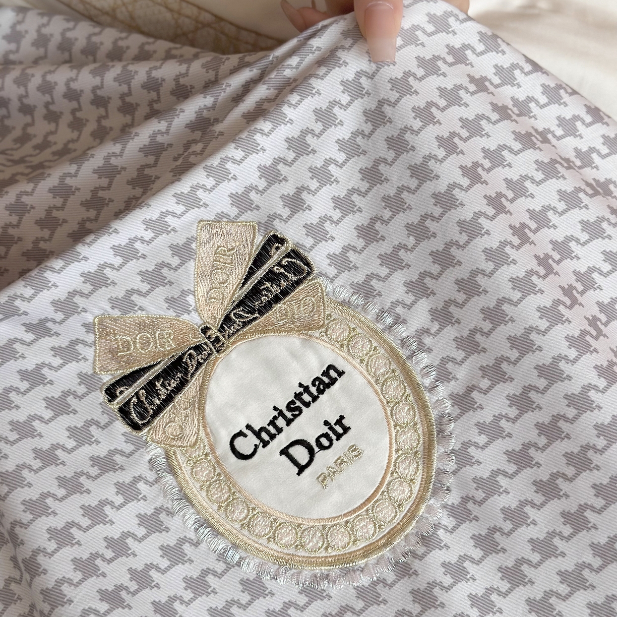 91家纺网 家纺一手货源 找家纺 MIU缪家居 2025新款100支全棉磨毛四件套-莫妮卡 莫妮卡-浅灰