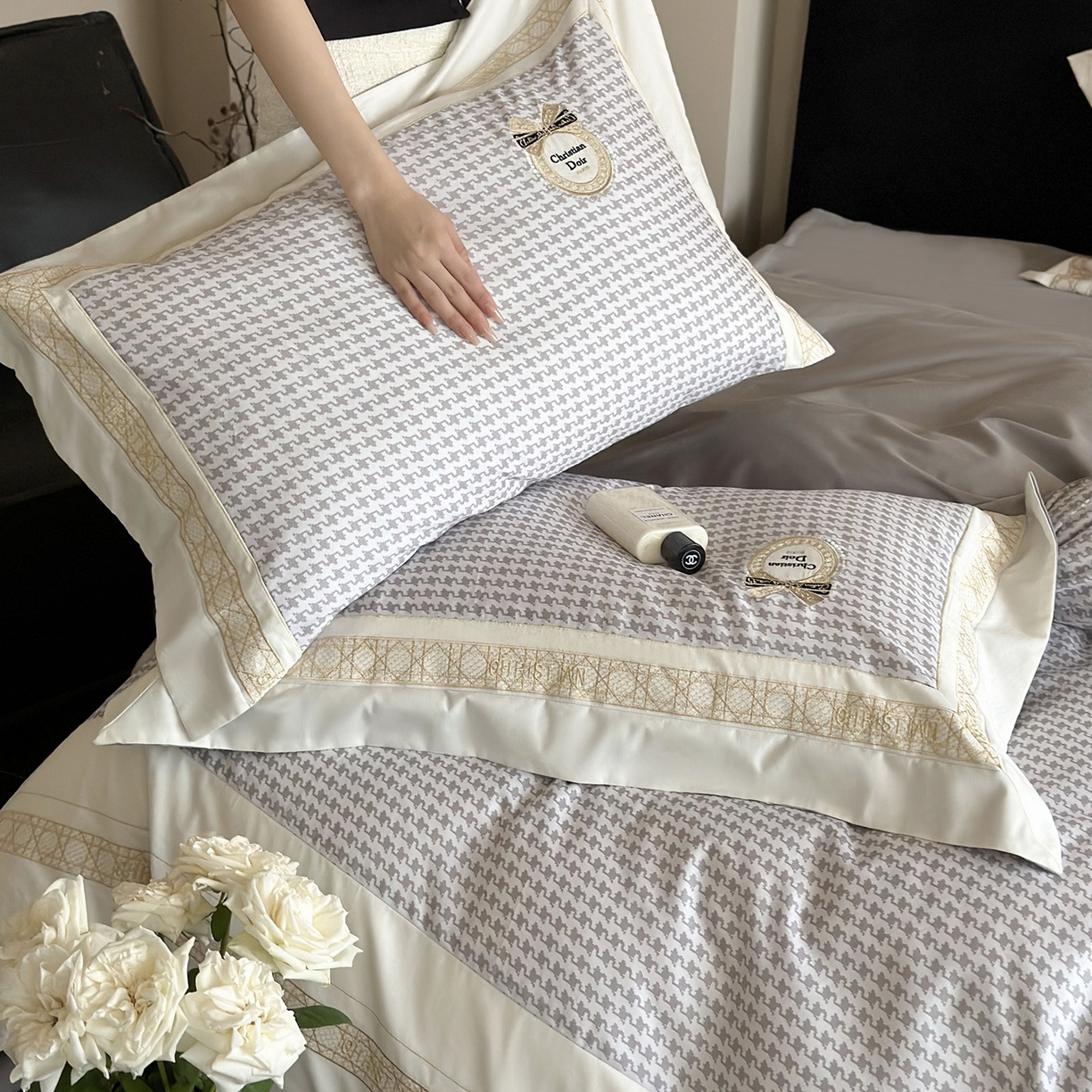 91家纺网 家纺一手货源 找家纺 MIU缪家居 2025新款100支全棉磨毛四件套-莫妮卡 莫妮卡-浅灰