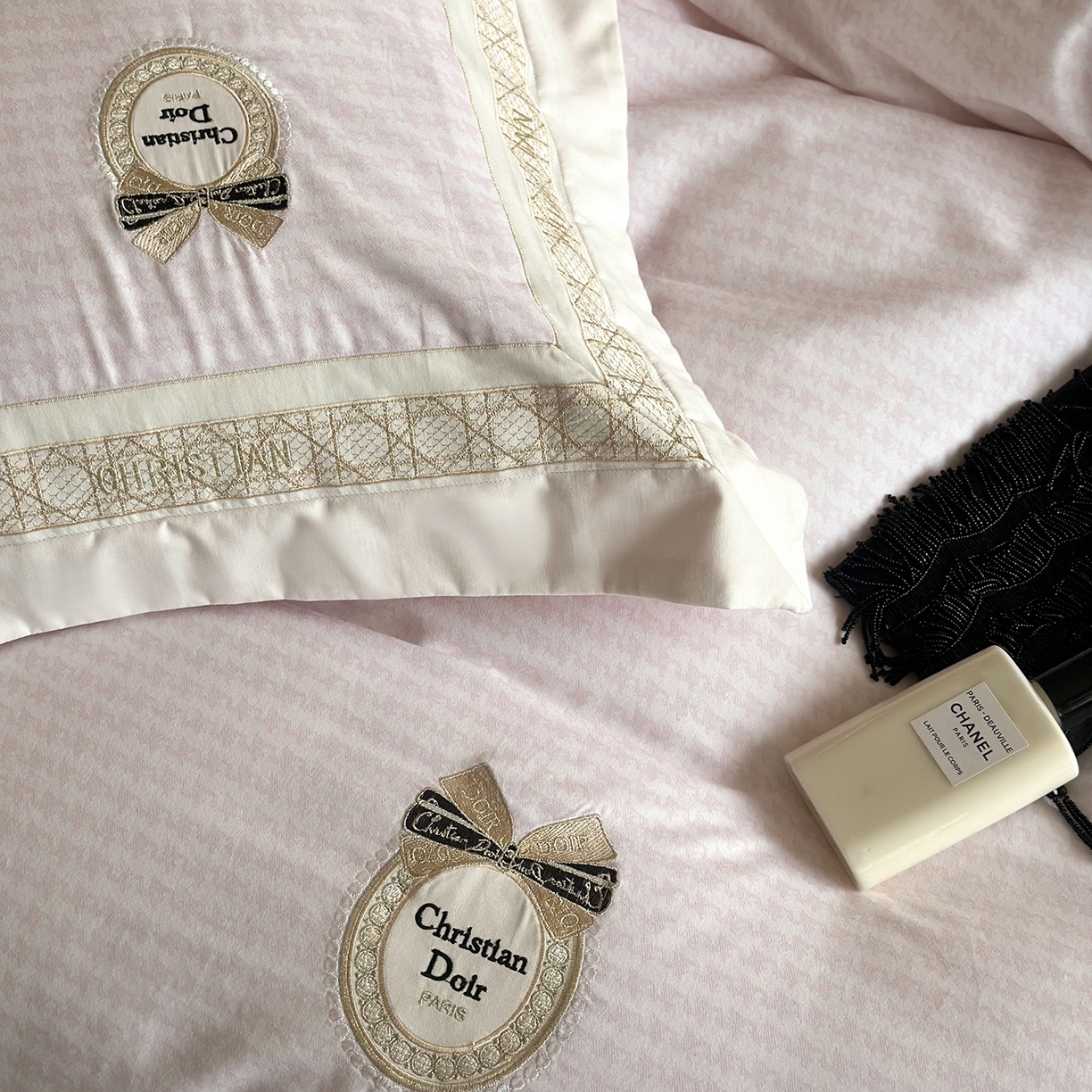 91家纺网 家纺一手货源 找家纺 MIU缪家居 2025新款100支全棉磨毛四件套-莫妮卡 莫妮卡-粉色