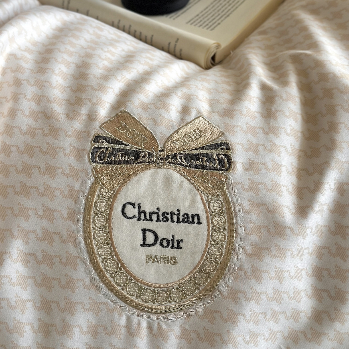 91家纺网 家纺一手货源 找家纺 MIU缪家居 2025新款100支全棉磨毛四件套-莫妮卡 莫妮卡-卡其