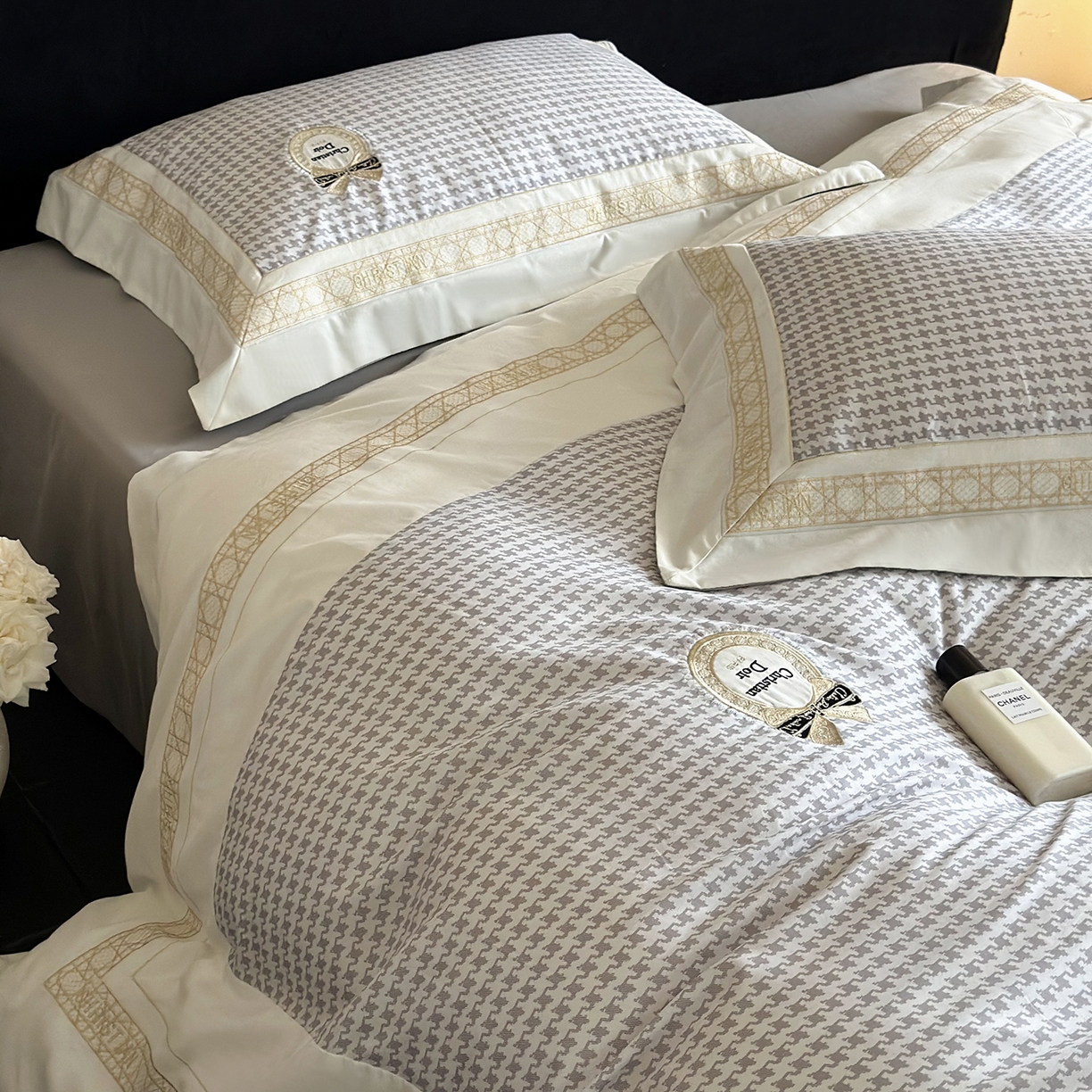 91家纺网 家纺一手货源 找家纺 MIU缪家居 2025新款100支全棉磨毛四件套-莫妮卡 莫妮卡-浅灰